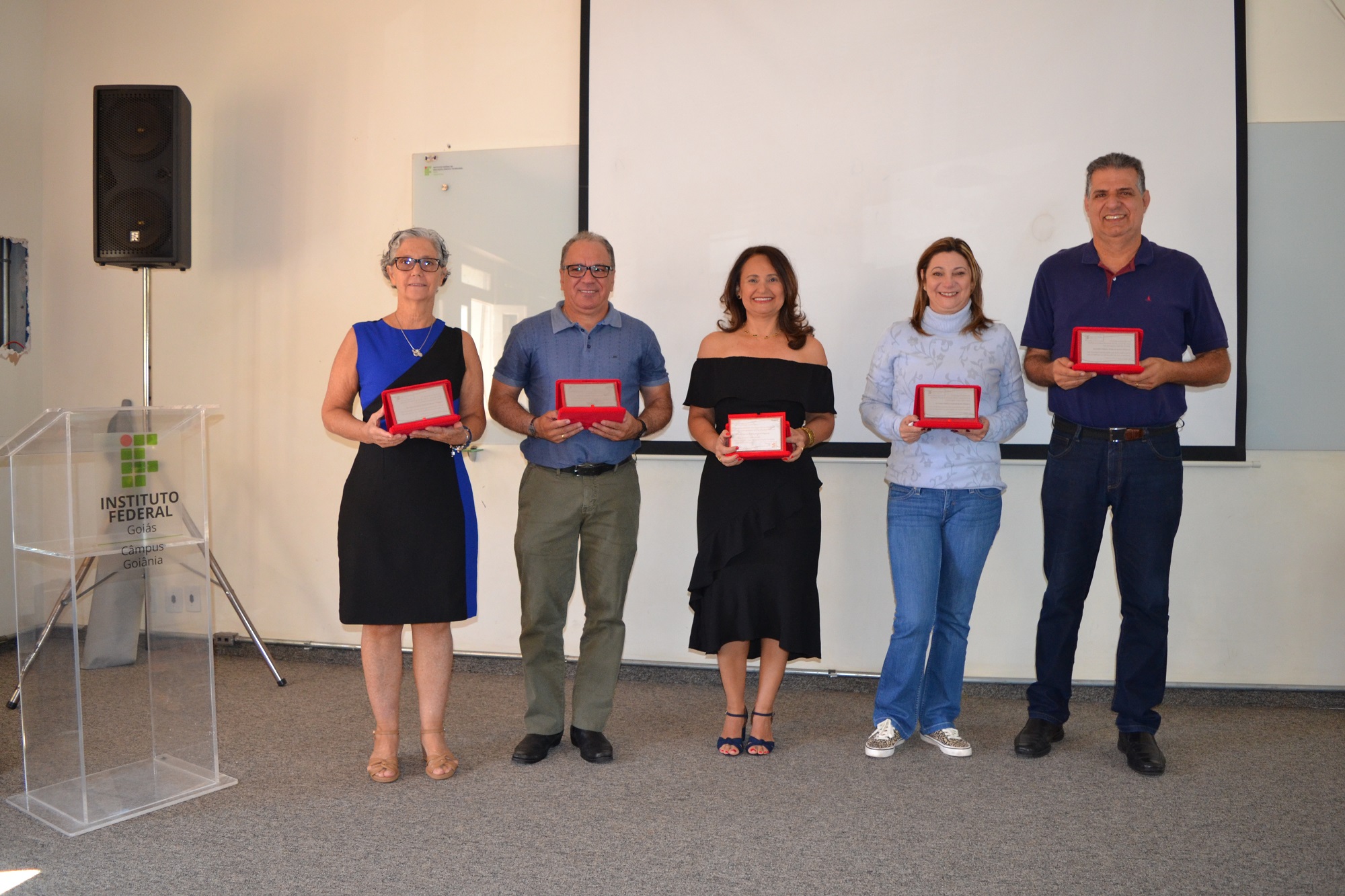  Professora Sandra Longhin, professor Edson Roberto Sales, Vilma Costa Morais, professora Jussanã Milograna, professor Divino Saba receberam as placas de homenagem na solenidade.